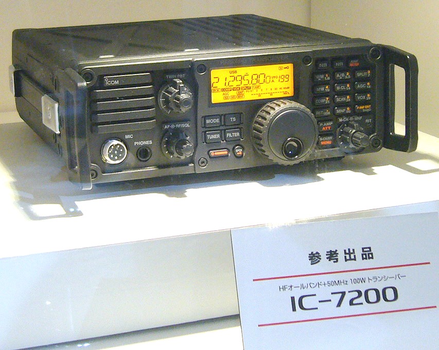 IC-7200 at Tokyo HamFair 2007. Click for interior views. Photo: N. Oba, JA7UDE.