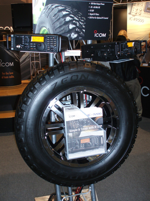 IC-7200 display on the Dayton 2008 Icom stand.